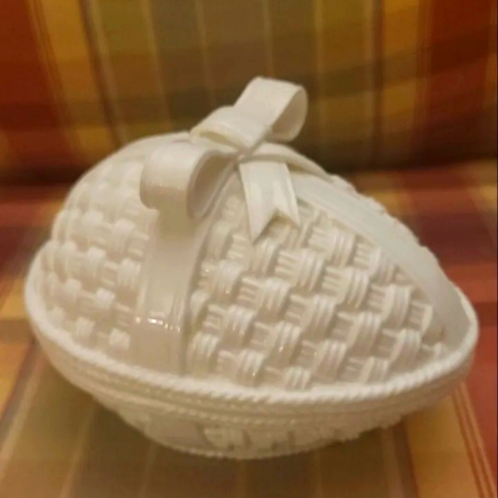 RARE Tiffany & Co. White Porcelain Egg Trinket Box Basket Weave Design Decor
